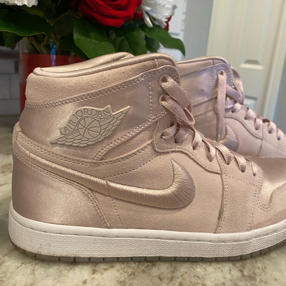 Woman size 9.5 Jordan 1 high tops